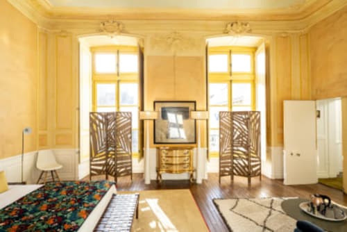 Chambre jaune élégante à l'hôtel Henri II au Mans avec lits jumeaux, grandes fenêtres et mobilier Art Déco