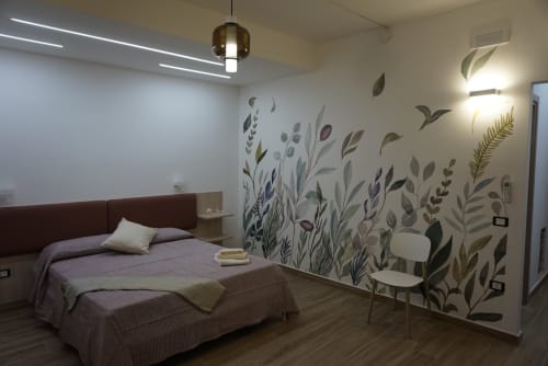 Camera moderna presso La Dimora Di Ipno a Vallata con murale botanico, biancheria viola e arredi contemporanei.