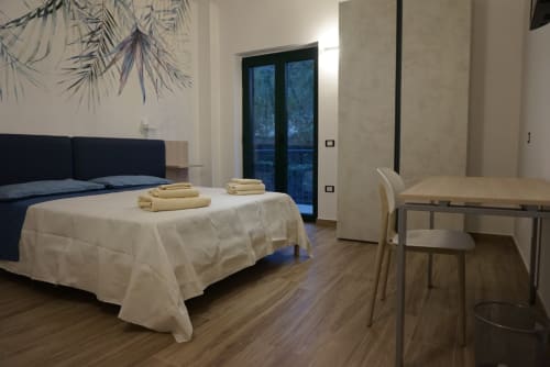 Camera moderna della La Dimora Di Ipno B&B a Vallata con letto, tavolo da pranzo e porte-finestre