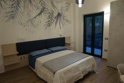 Camera moderna di La Dimora Di Ipno a Vallata con letto matrimoniale, testata nera e balconate