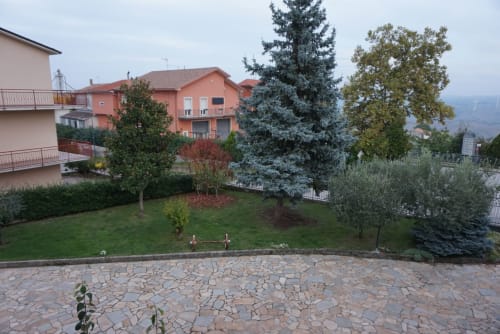 Terrazza giardino di La Dimora Di Ipno con patio in pietra, prato verde e vista sulle colline di Vallata, Italia