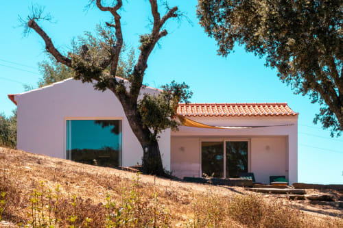 Vila rosa em Corvatos Casas do Monte em Almodôvar, Portugal, com telhado de barro e antigo carvalho