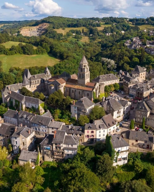 Vue aérienne du village de Saint-Ybard avec son église et l'Hôtel Saint-Roch nichés dans la verdoyante campagne française