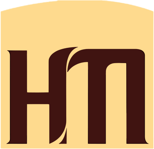 Logo del Hotel Makarios con letras en color café sobre fondo crema, Tuxtla Gutiérrez