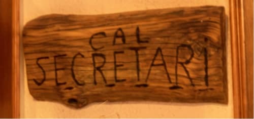 Cartel de madera que dice «Cal Secretari» en la casa rural Can Gat Vell en Girona, Empordà-Catalunya