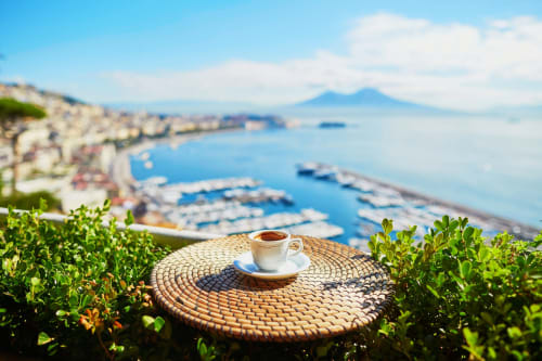 Tazza di caffè su tavolo in vimini con vista sulla Baia di Napoli e il Vesuvio, La Dimora Di Ipno, Vallata Italia