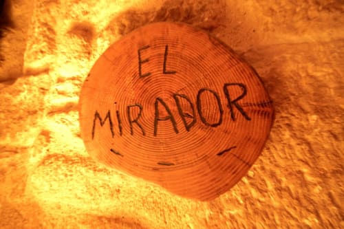 Sección transversal de anillo de árbol con texto 'El Mirador' grabado en la propiedad rural Can Gat Vell en Girona, Cataluña