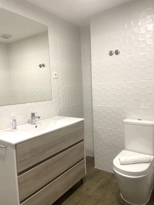 Modern bathroom in Room 4 at Vila Alexandra hostel in Costa da Caparica with vanity, toilet, and walk-in shower