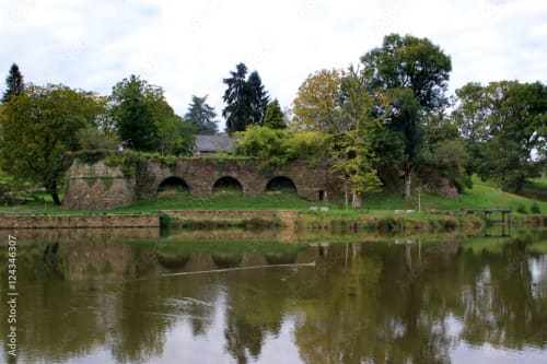 Pont historique en pierre aux trois arches enjambant la rivière à l'Hôtel Saint Roch à Saint-Yrieix, France