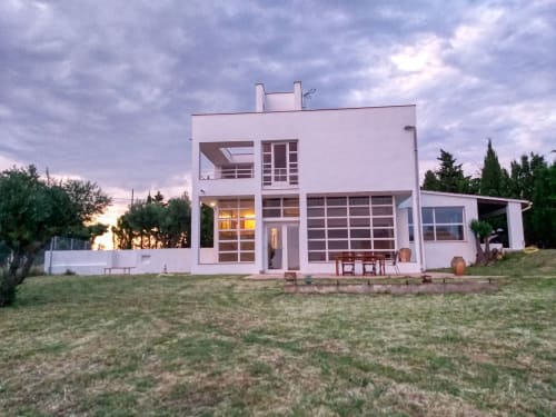 Villa blanca moderna en Finques Garcia Enrich en Palafrugell, España, con grandes ventanales y jardín cuidado