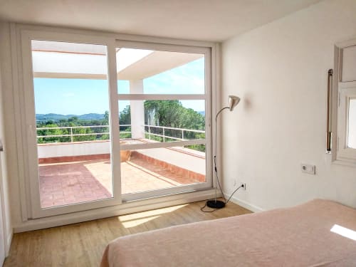 Dormitorio luminoso con terraza de terracota con vistas a las montañas en Finques Garcia Enrich, Palafrugell