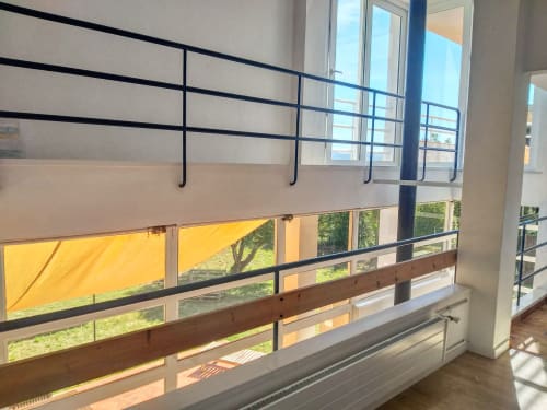 Balcón moderno con barandillas negras con vistas al paisaje verde de Finques Garcia Enrich, Palafrugell