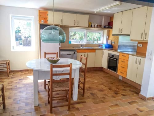 Cocina y comedor modernos en Finques Garcia Enrich en Palafrugell con mesa redonda y mueblería en color crema
