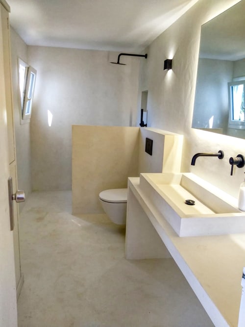 Baño moderno con doble lavabo, inodoro y ducha de obra en el hotel Finques Garcia Enrich en Palafrugell, España