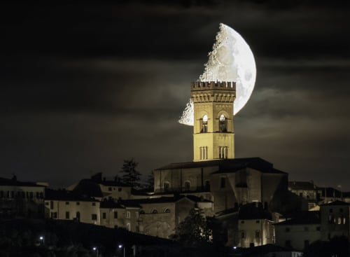Torre medievale di Montecarlo, Italia illuminata di notte con luna piena, vicino al B&B Corte Pincione