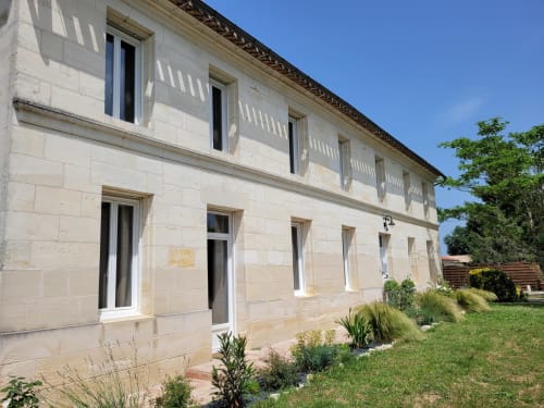 Les Chambres d'Hôtes Sommet Clos Les Arbories sont le choix idéal pour un séjour relaxant. Profitez de leur situation privilégiée entre Bordeaux et Saint-Émilion, à proximité d'Arcachon.