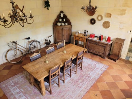  Maison Sommet Clos Les Arbories : Découvrez cette maison d'hôtes unique, située entre Bordeaux et Saint-Émilion, à proximité des plages et des vignobles renommés.