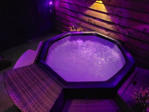 Venez à la Maison Sommet Clos Les Arbories, où le charme des vignes rencontre le confort moderne, avec piscine et spa pour un séjour inoubliable entre Bordeaux et Saint-Émilion. Chambres d'hôtes de luxe et cuisine équipée dans le gîte.