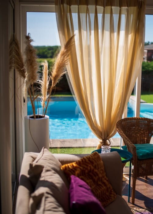 Séjournez à la Maison Sommet Clos Les Arbories, où le luxe des vignes se marie à une piscine et un spa pour un séjour relaxant entre Bordeaux et Saint-Émilion. 