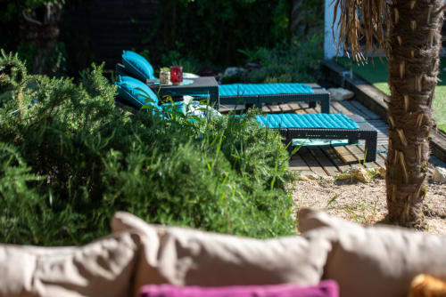  La Maison Sommet Clos Les Arbories vous offre un séjour paisible au cœur des vignes, avec piscine et spa pour vous ressourcer après vos visites des vignobles. Nos chambres d'hôtes vous attendent.