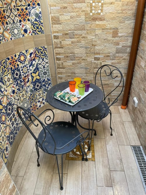 Accogliente zona living presso San Nicola Suite Mini Apartments a Sorrento con tavolo bistrot decorativo e bevande colorate