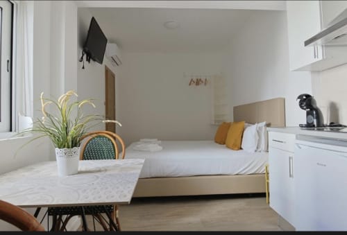 Vila Alexandra hostel apartment Room B1 in Costa da Caparica with bed, kitchenette, desk, and modern amenities