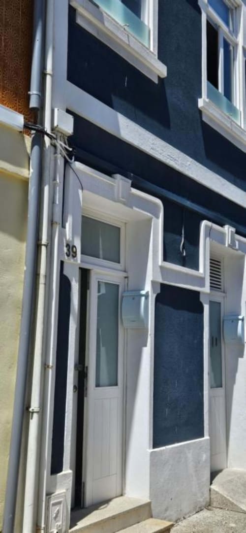 Entrada com moldura branca do edifício de apartamentos Casa Da Avó Ilda em Matosinhos com janelas azul escuro e número 39 visível