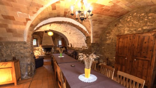 Comedor medieval con techo abovedado en el alojamiento Can Gat Vell en Girona, Cataluña
