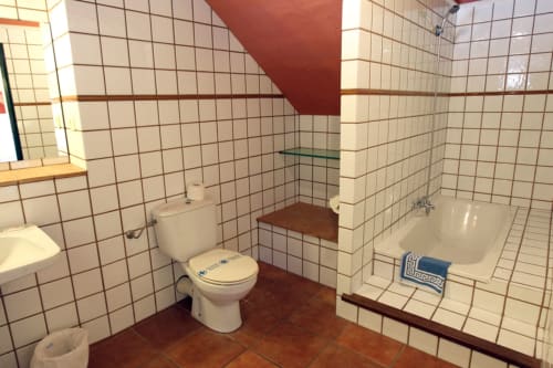 Baño amplio en Can Gat Vell B&B en Girona con inodoro, lavabo y bañera con ducha