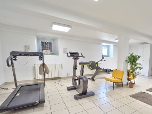 Salle de sport très bien équipée Technogym à l'Auberge Ti'gousket à Guingamp