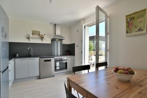 Cuisine moderne et salle à manger avec vue sur jardin à la villa Maison Grand Large à Saint-Cast-le-Guildo