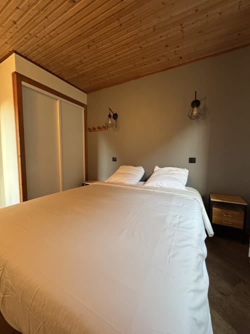 Cozy double room at Ardesia Morzine, perfect for a couple’s getaway
