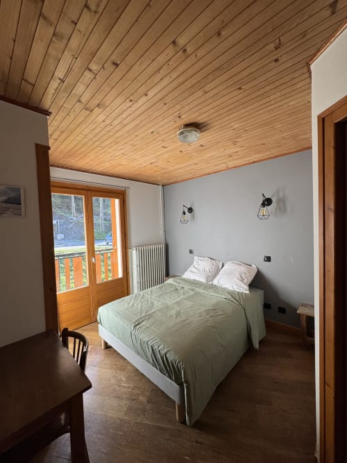 Chambre double confortable à l’Ardesia Morzine avec salle de bain privée et vue sur la montagne