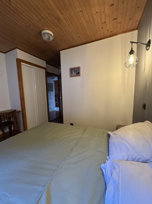 Cozy double room at Ardesia Morzine, perfect for a couple’s getaway
