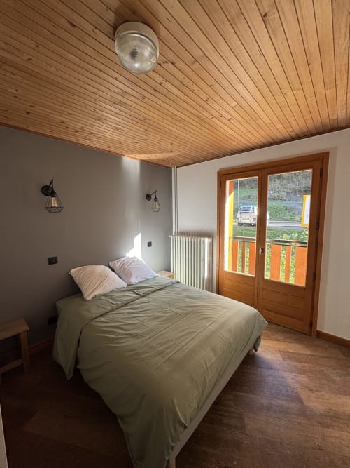 Cozy double room at Ardesia Morzine, perfect for a couple’s getaway
