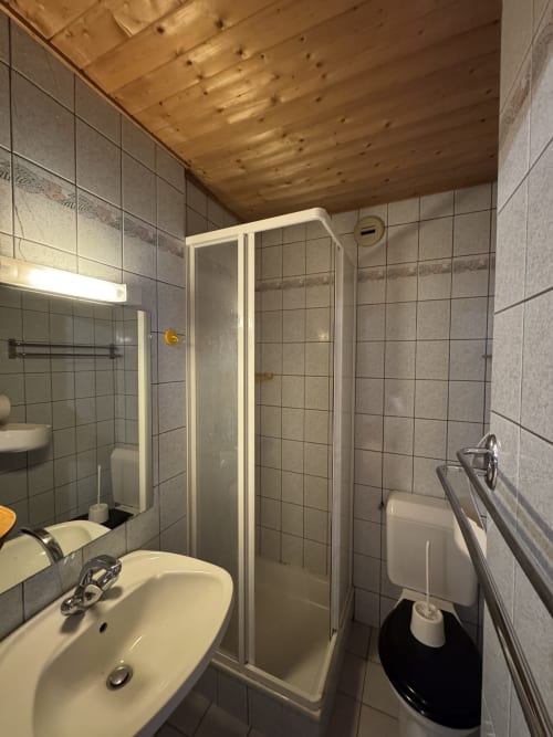 Cozy double room at Ardesia Morzine, perfect for a couple’s getaway
