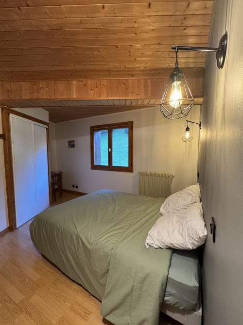 Cozy double room at Ardesia Morzine, perfect for a couple’s getaway
