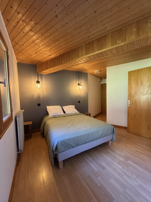 Cozy double room at Ardesia Morzine, perfect for a couple’s getaway
