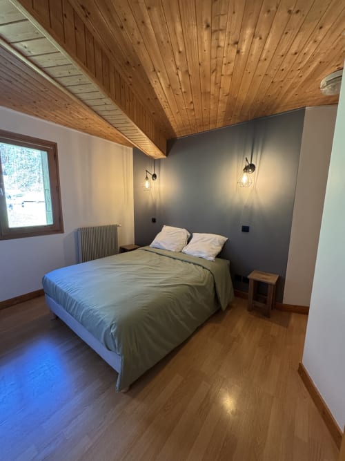 Cozy double room at Ardesia Morzine, perfect for a couple’s getaway
