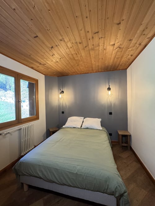Cozy double room at Ardesia Morzine, perfect for a couple’s getaway
