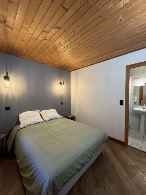 Cozy double room at Ardesia Morzine, perfect for a couple’s getaway
