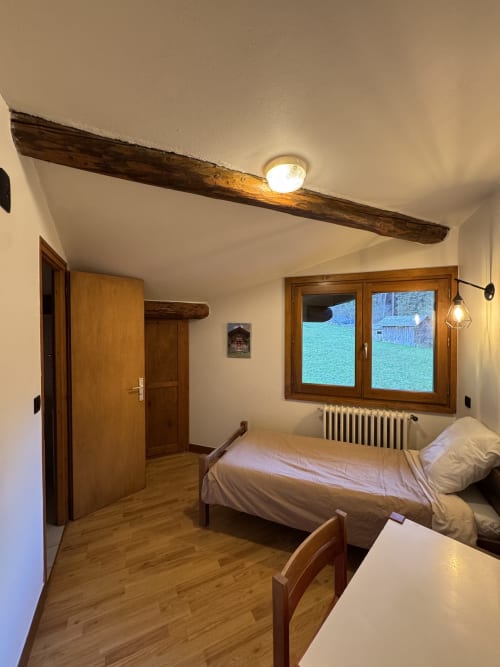 Chambre simple fonctionnelle à Ardesia Morzine, hébergement pratique pour voyageurs solo