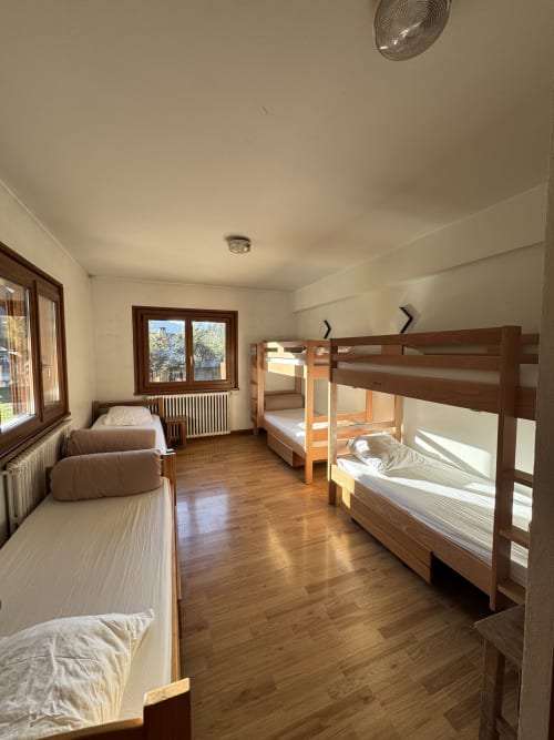 Dortoir spacieux en chambre partagée à Ardesia Morzine, idéal pour personnes seules ou groupes