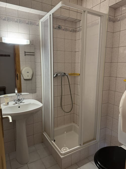 Dortoir spacieux en chambre partagée à Ardesia Morzine, idéal pour personnes seules ou groupes