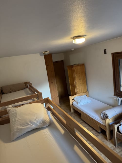 Dortoir spacieux en chambre partagée à Ardesia Morzine, idéal pour personnes seules ou groupes