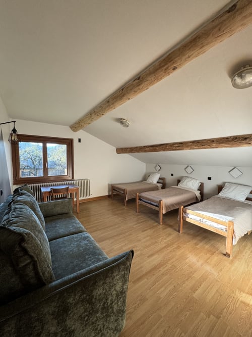 Chambre familiale spacieuse à Ardesia Morzine, idéal pour les séjours en groupe ou en famille