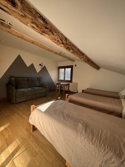 Chambre familiale spacieuse à Ardesia Morzine, idéal pour les séjours en groupe ou en famille