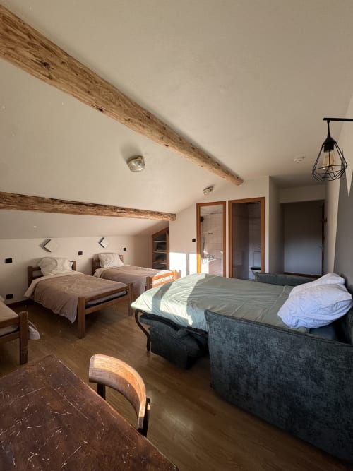 Chambre familiale spacieuse à Ardesia Morzine, idéal pour les séjours en groupe ou en famille