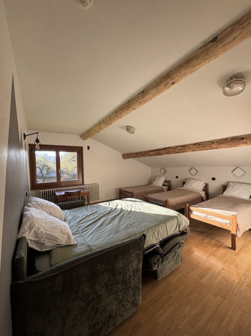 Chambre familiale spacieuse à Ardesia Morzine, idéal pour les séjours en groupe ou en famille