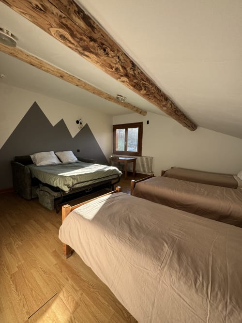 Chambre familiale spacieuse à Ardesia Morzine, idéal pour les séjours en groupe ou en famille 